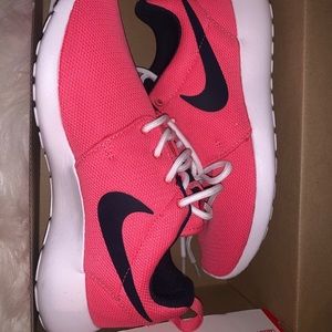 Women Nike Roshe One sneakers